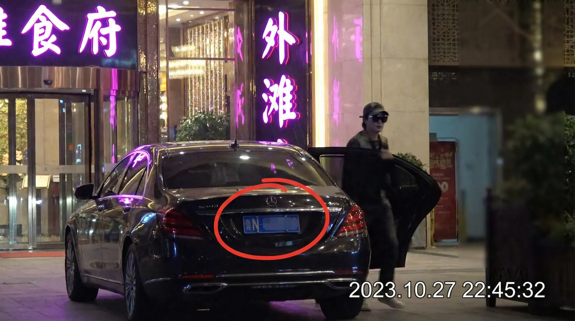必发集团网址 - 豪车餐厅外偷拍