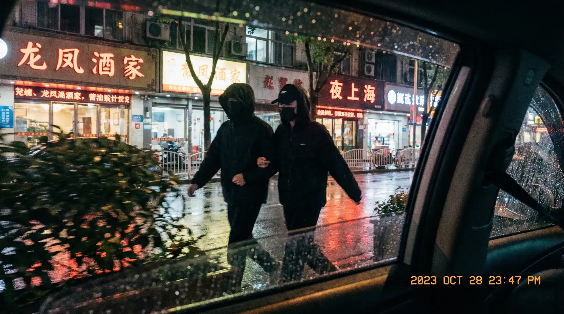 必发集团网址 - 顶流明星深夜密会现场抓拍照片